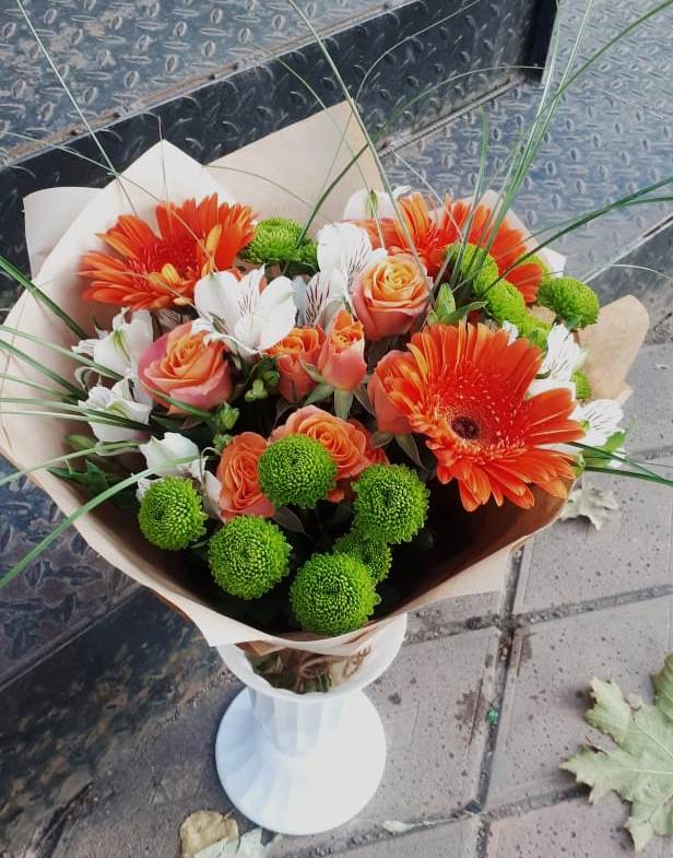 Букет цветов из: Герберы, Хризантемы, Альстромерии и Розы в Линёво Новосибирской области
