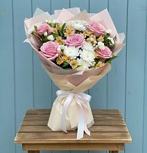 Букет цветов из:  Гвоздики, Орхидеи и Розы в Линёво Новосибирской области