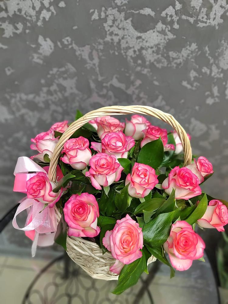 Цветочная композиция из Розы в корзине в Линёво Новосибирской области
