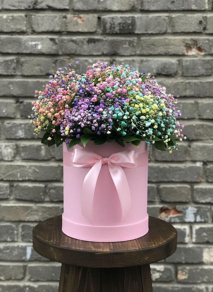 Цветочная композиция из Гипсофила и Розы в шляпной коробке в Линёво Новосибирской области