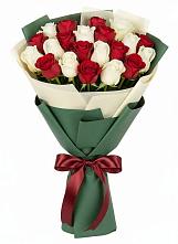 Букет Микс из красных и белых роз в Линёво Новосибирской области