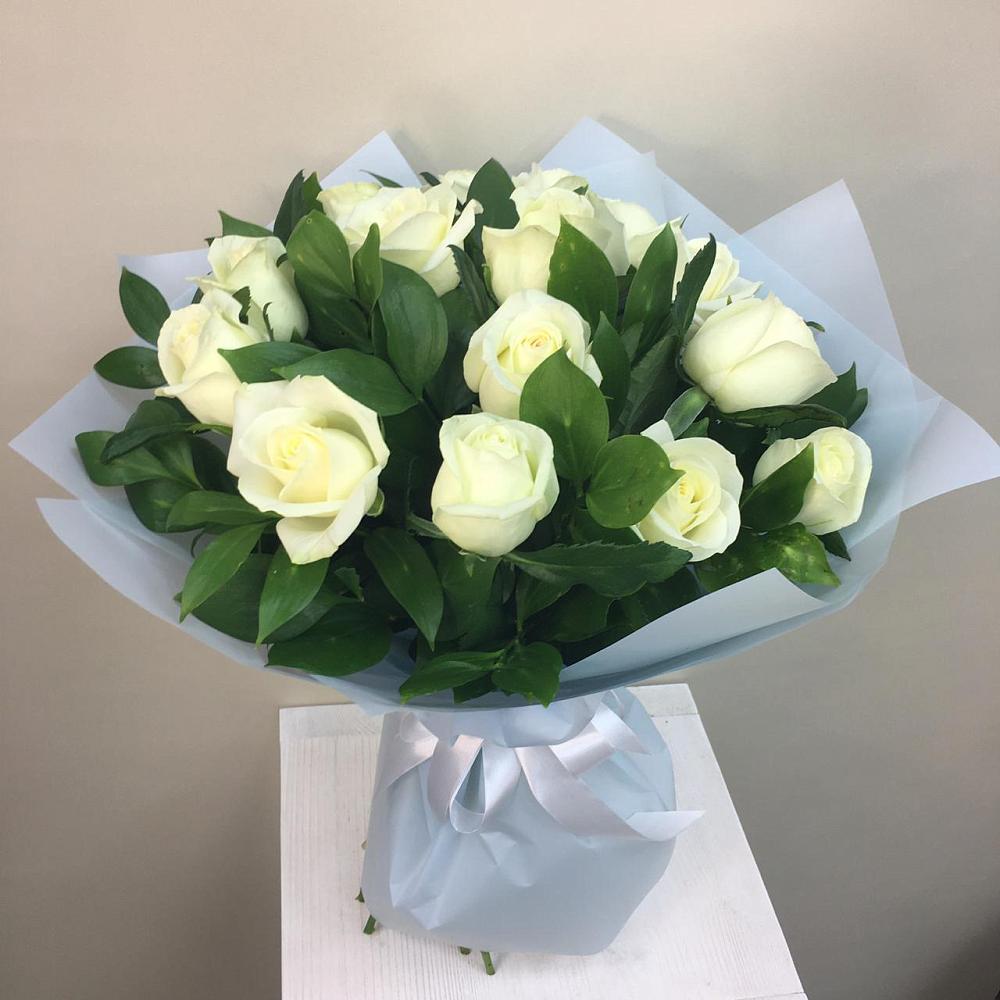 Букет 15 Белых роз Проуд в Линёво Новосибирской области