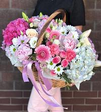 Цветочная композиция из Розы, Хризантемы, Пионы и Лизиантусы в корзине в Линёво Новосибирской области
