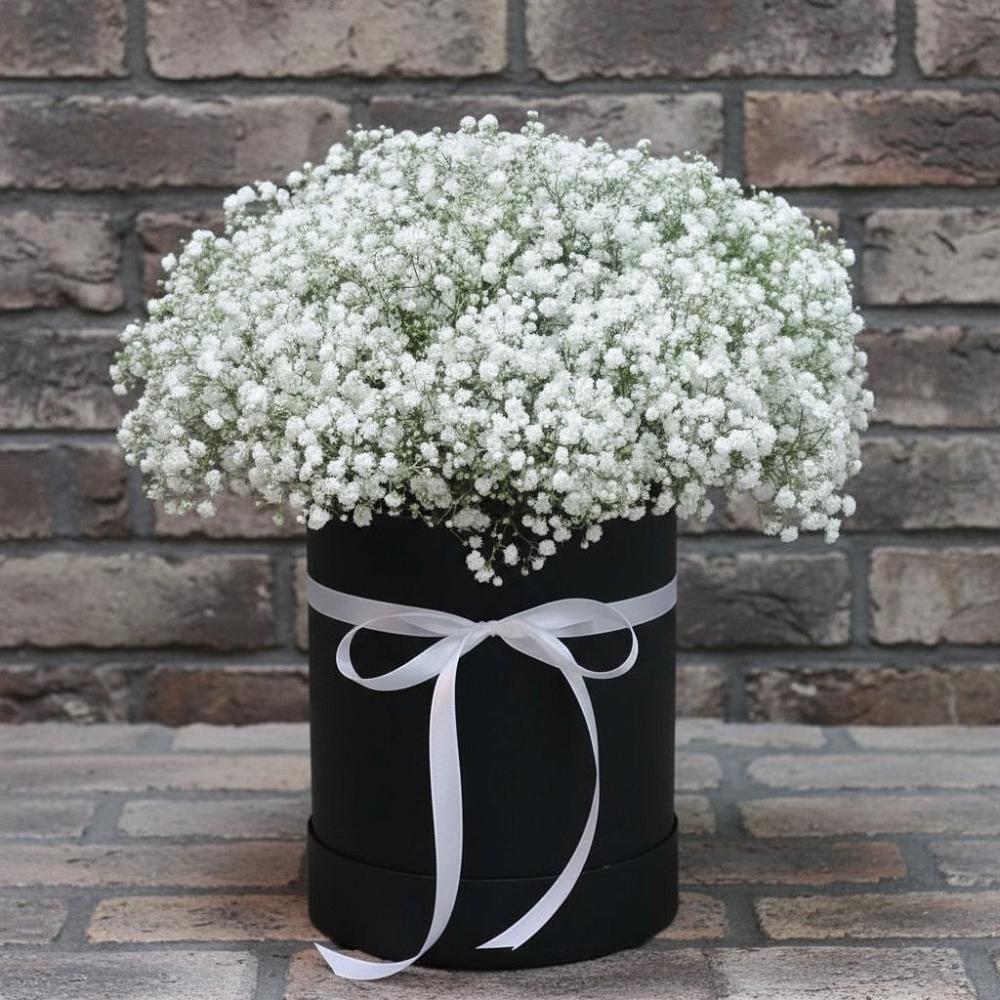 Цветочная композиция из Гипсофила в шляпной коробке в Линёво Новосибирской области