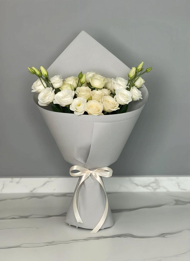 Букет цветов из: Розы и Лизиантусы в Линёво Новосибирской области