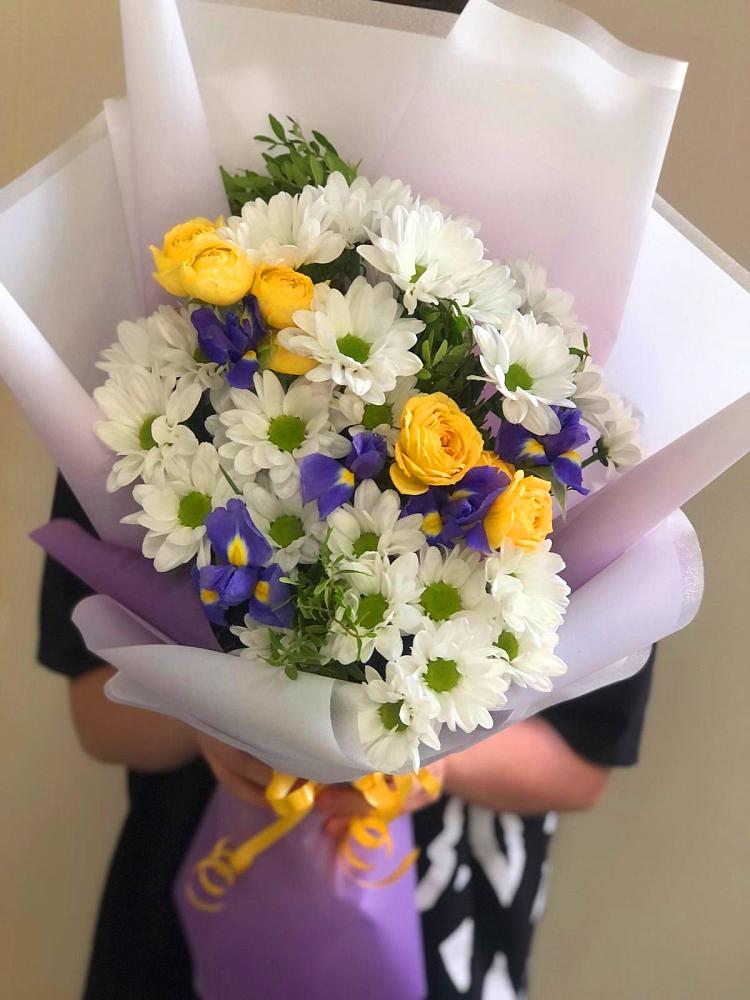 Букет цветов из: Ирисы, Хризантемы и Розы в Линёво Новосибирской области
