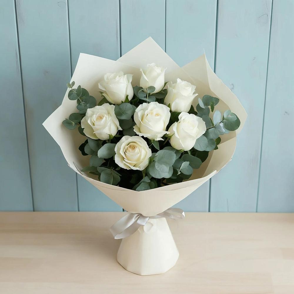 Букет Белые розы в Эвкалипте в Линёво Новосибирской области