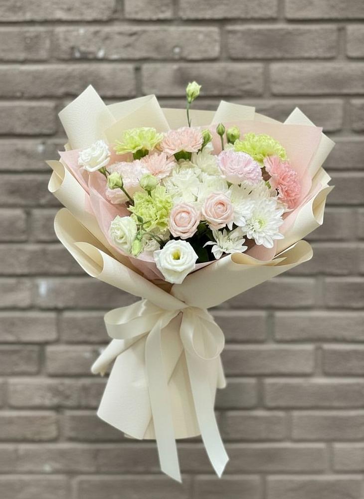 Букет цветов из: Гвоздики, Розы, Лизиантусы и Хризантемы в Линёво Новосибирской области