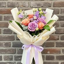 Букет цветов из:  Лизиантусы и Розы в Линёво Новосибирской области