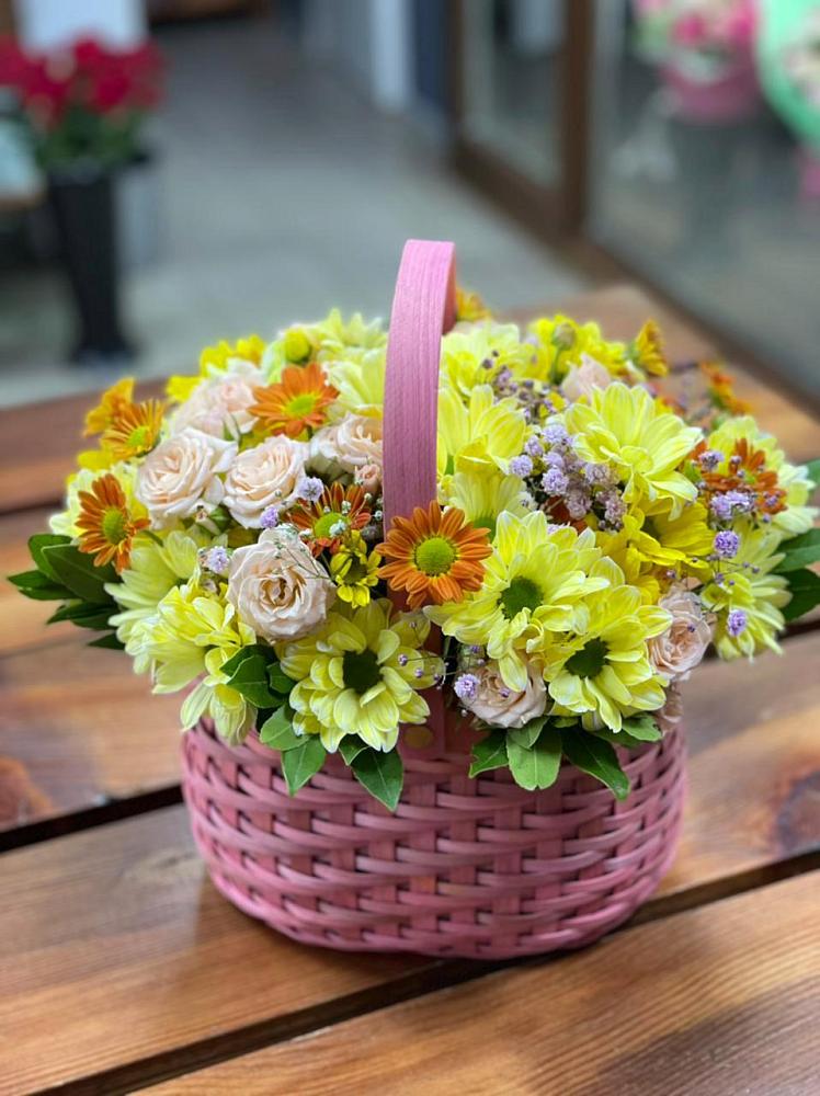 Цветочная композиция из Хризантемы и Розы в корзине в Линёво Новосибирской области