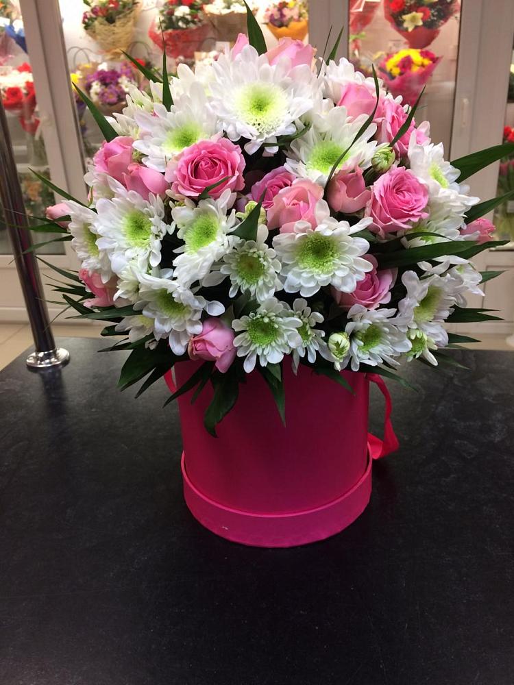 Цветочная композиция из Розы и Хризантемы в шляпной коробке в Линёво Новосибирской области