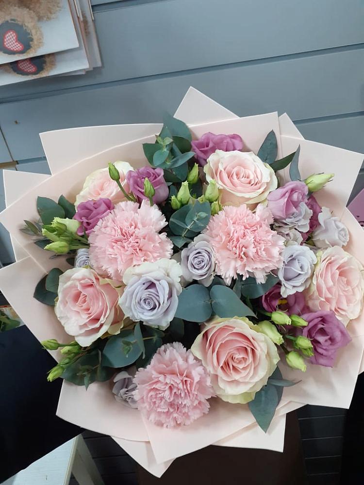 Букет цветов из: Розы, Гвоздики и Лизиантусы в Линёво Новосибирской области