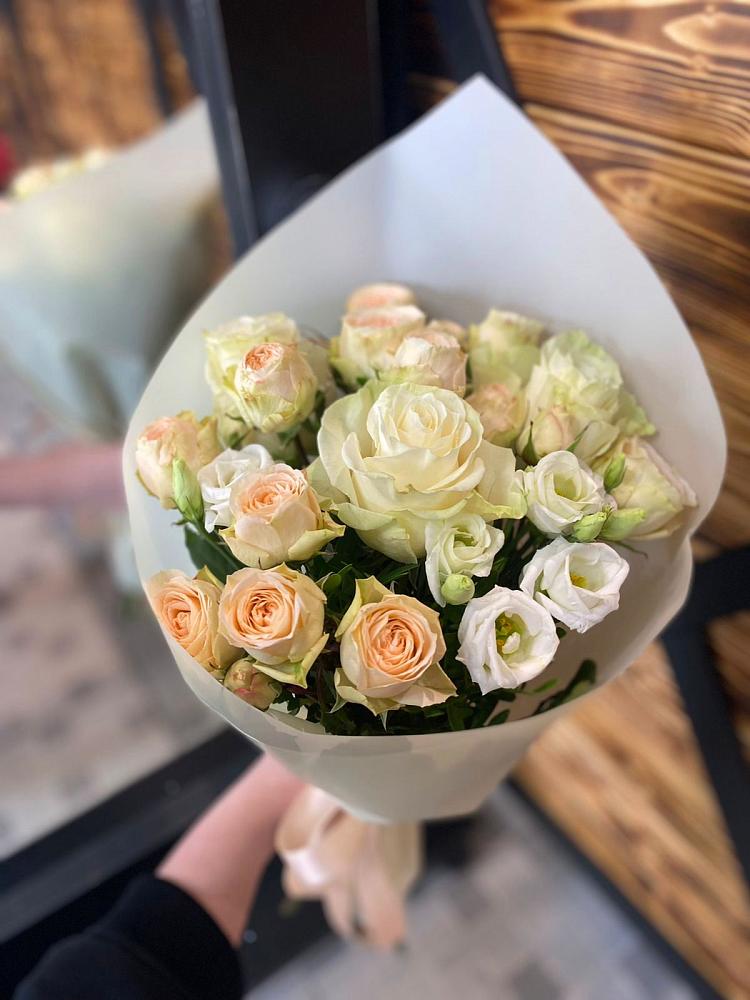 Букет цветов из: Розы и Лизиантусы в Линёво Новосибирской области